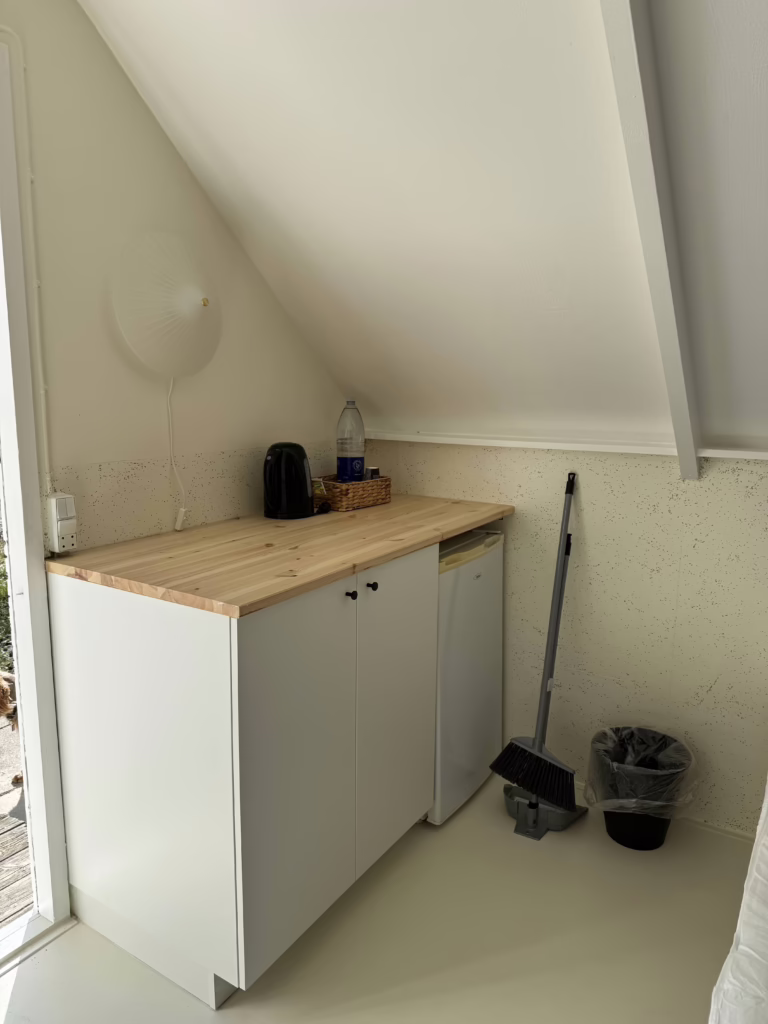 Hyggeligt sovemiljø i lille hytte