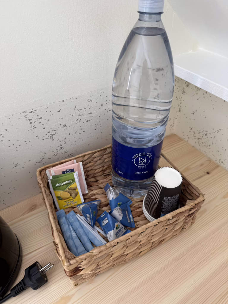 Træterrasse og picnicbord ved lille hytte