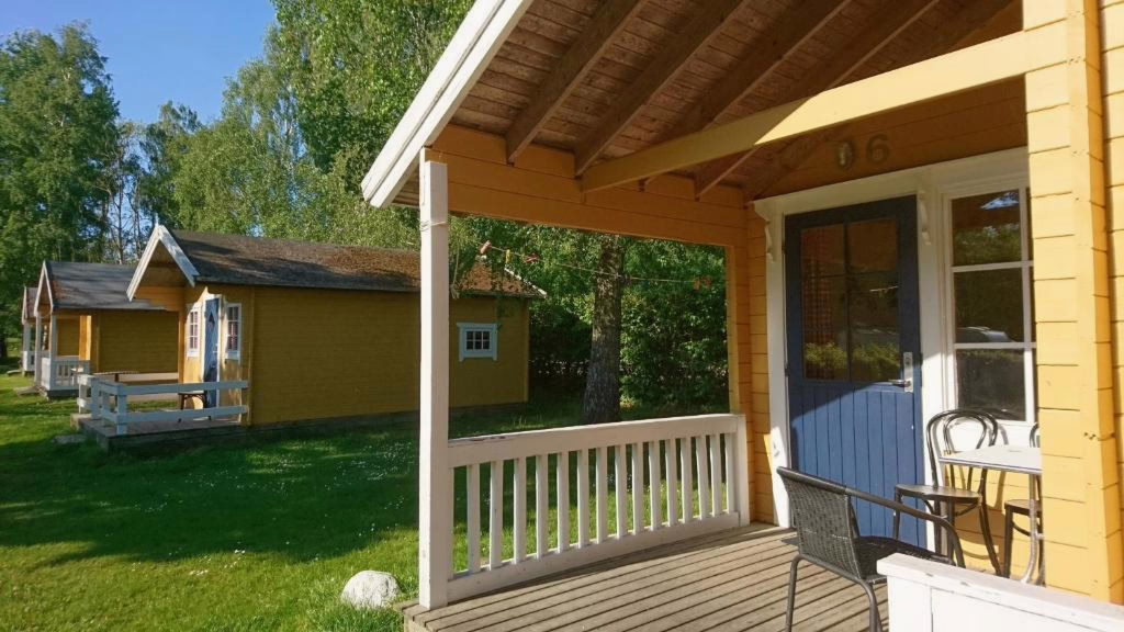 Stor hytte med eget bad set udefra på Frederiksværk Camping