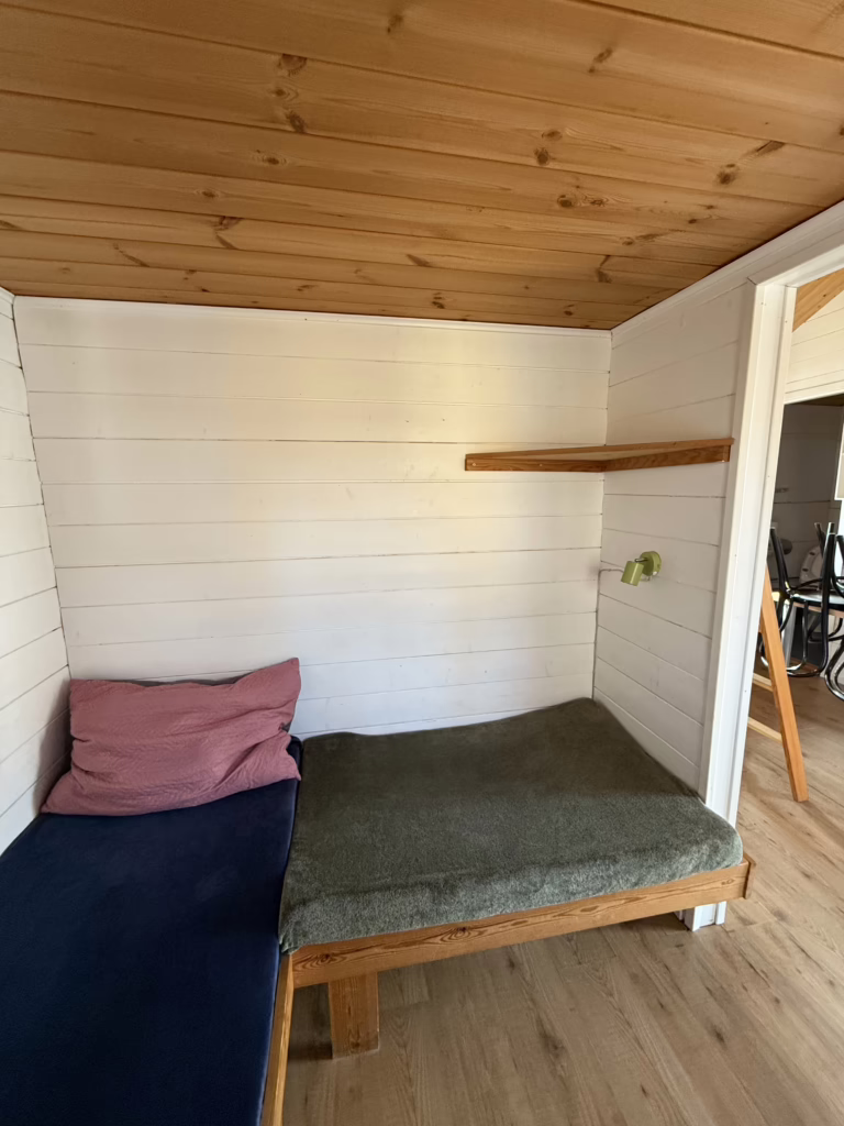 Hyggelig sovemiljø i hytte med privat bad