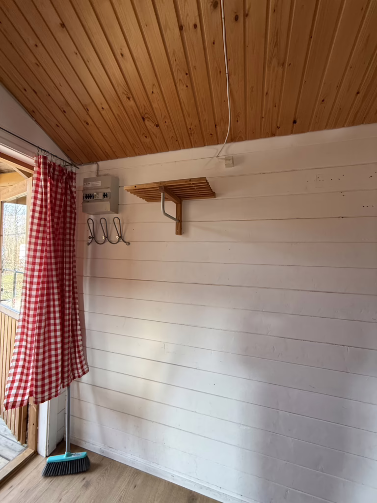 Stuen i hytte med sofa og spiseplads