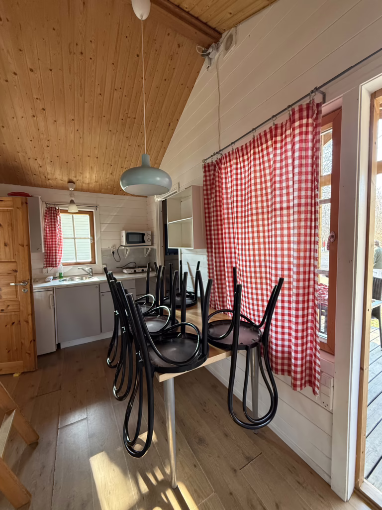 Køkken-krog i hytte med alt udstyr